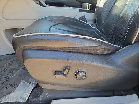 Used 2023 Chrysler Pacifica Limited image 25