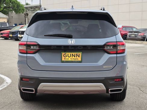 Used 2025 Honda Pilot Touring image 4