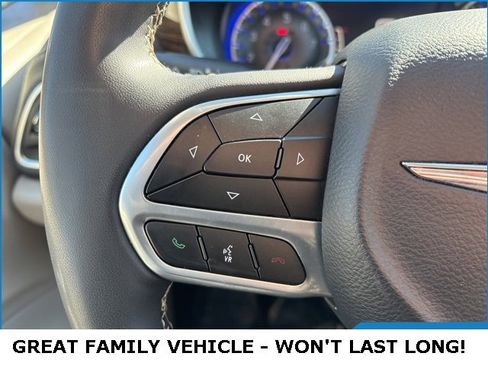 Used 2023 Chrysler Pacifica Limited image 8