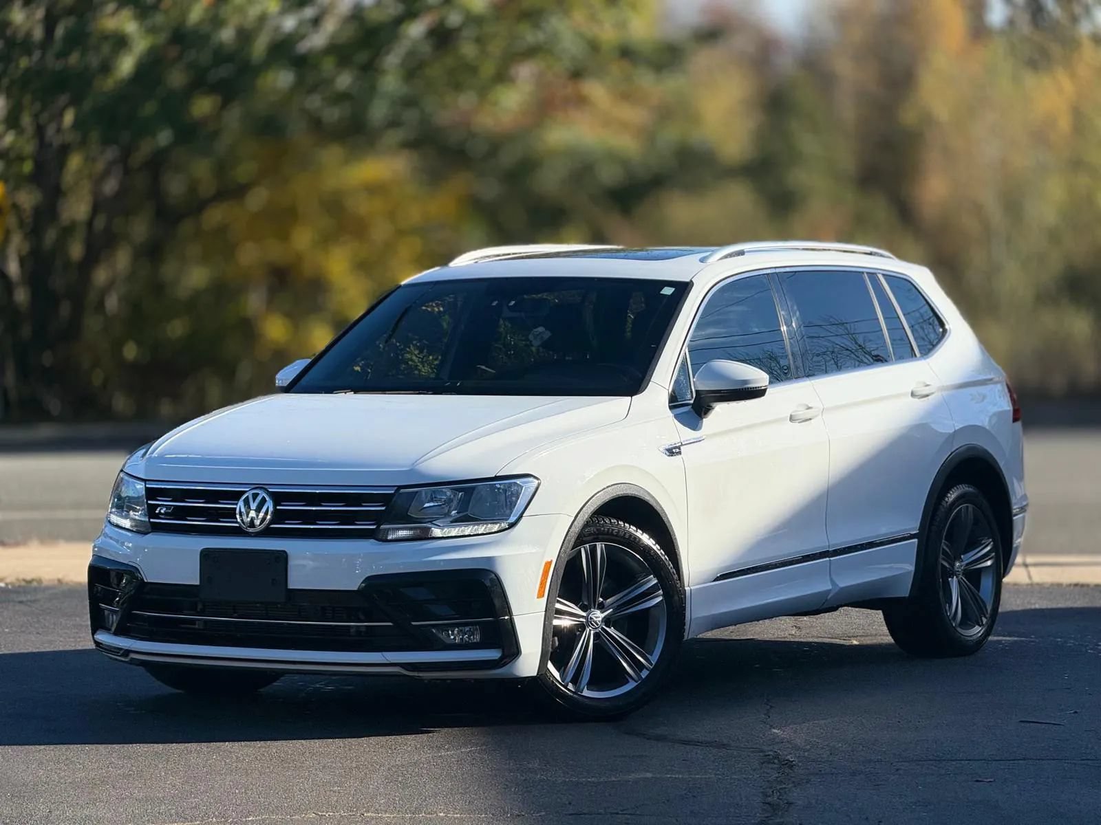 Used 2018 Volkswagen Tiguan SEL w/ R-Line Package AWD/4WD image 30