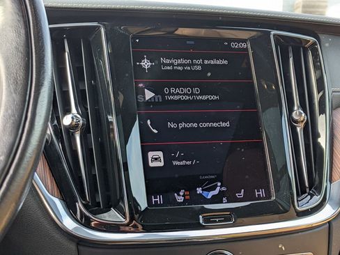 Used 2021 Volvo V60 T5 Cross Country image 16