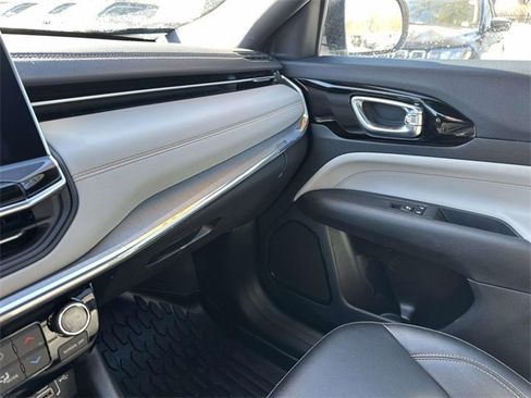 Certified 2024 Jeep Compass Limited image 36