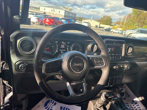 Used 2023 Jeep Gladiator Overland image 19