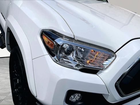 Used 2021 Toyota Tacoma SR5 AWD/4WD image 28