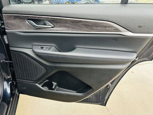 Used 2023 Jeep Grand Cherokee L Limited w/ Black Appearance Package image 33