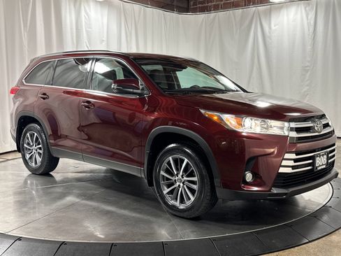 Used 2019 Toyota Highlander XLE w/ Carpet Mat Package (TMS) AWD/4WD image 7