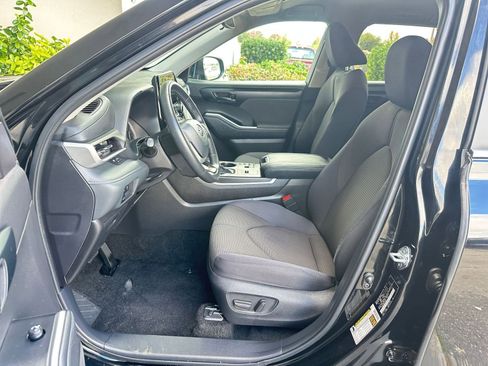 Used 2025 Toyota Highlander LE image 28