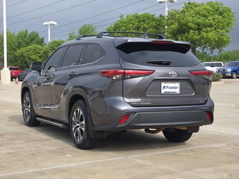 Used 2021 Toyota Highlander XLE FWD image 5