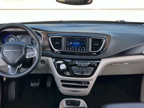 Used 2020 Chrysler Voyager Lxi image 29