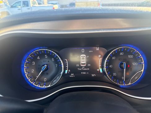 Used 2021 Chrysler Pacifica Touring-L image 19