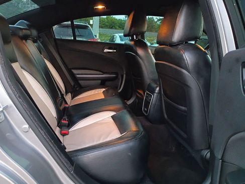 Used 2017 Dodge Charger SE RWD image 15