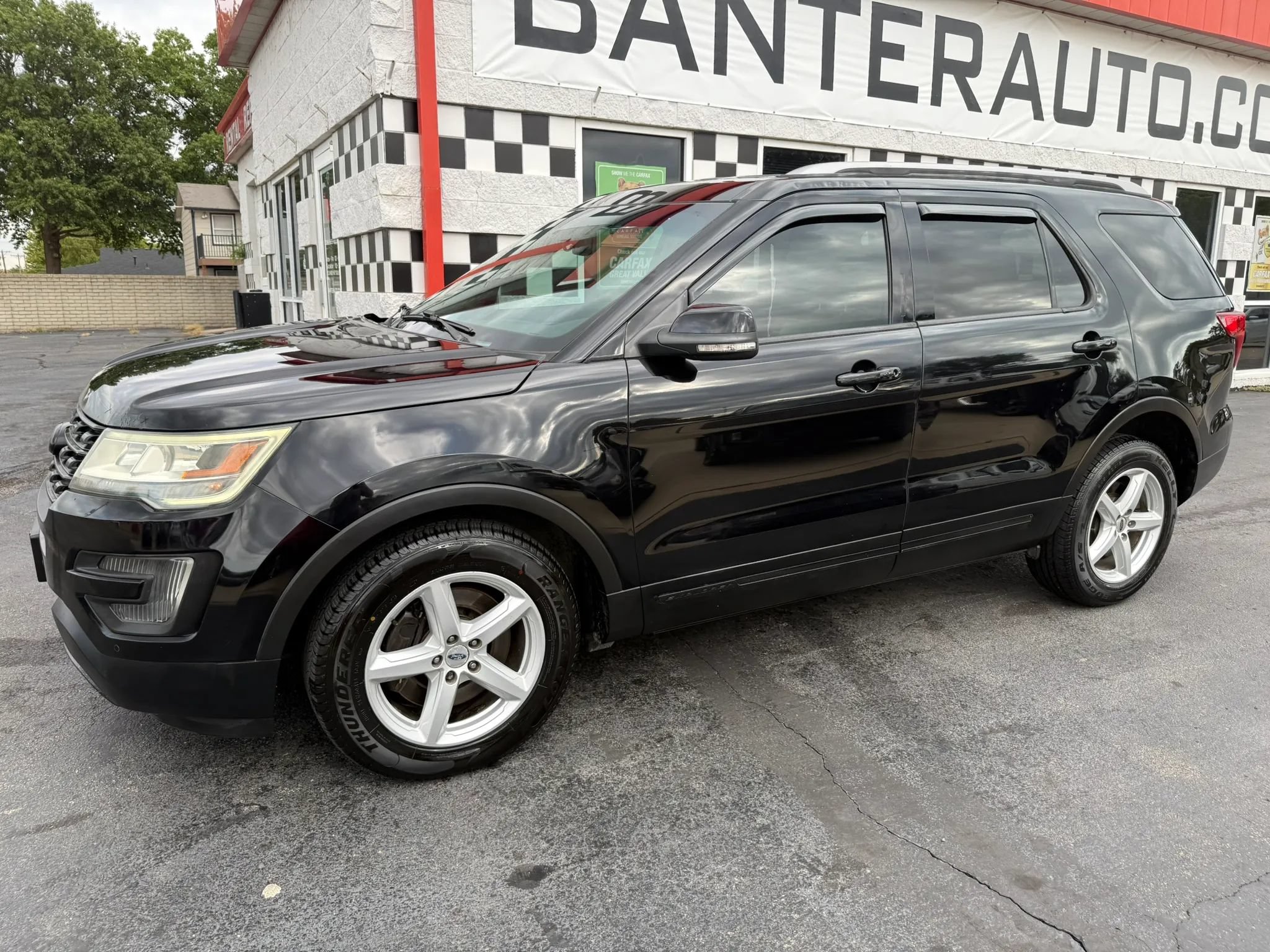Used 2016 Ford Explorer XLT w/ Equipment Group 202A AWD/4WD image 4