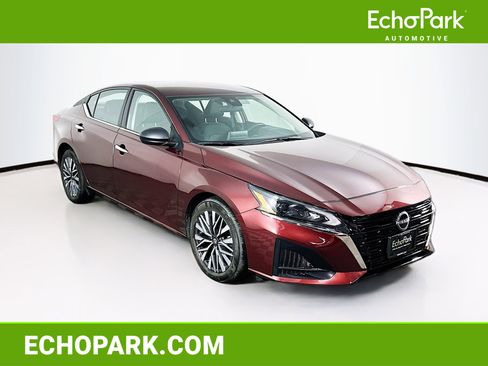 Used 2025 Nissan Altima 2.5 SV image 1