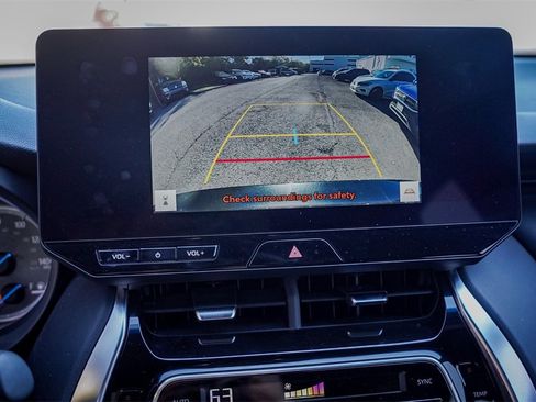 Used 2024 Toyota Venza LE image 18