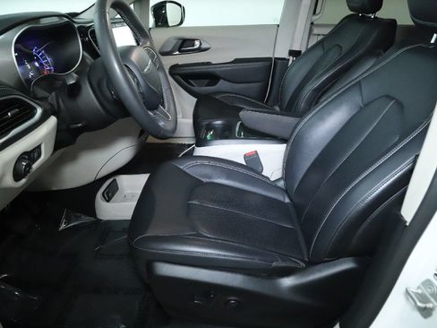 Used 2024 Chrysler Pacifica Limited FWD image 19