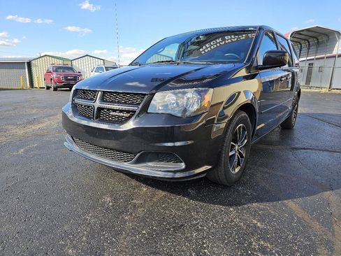 Used 2016 Dodge Grand Caravan SE image 2