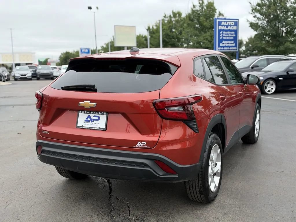 Used 2024 Chevrolet Trax LS w/ LS Convenience Package FWD image 6