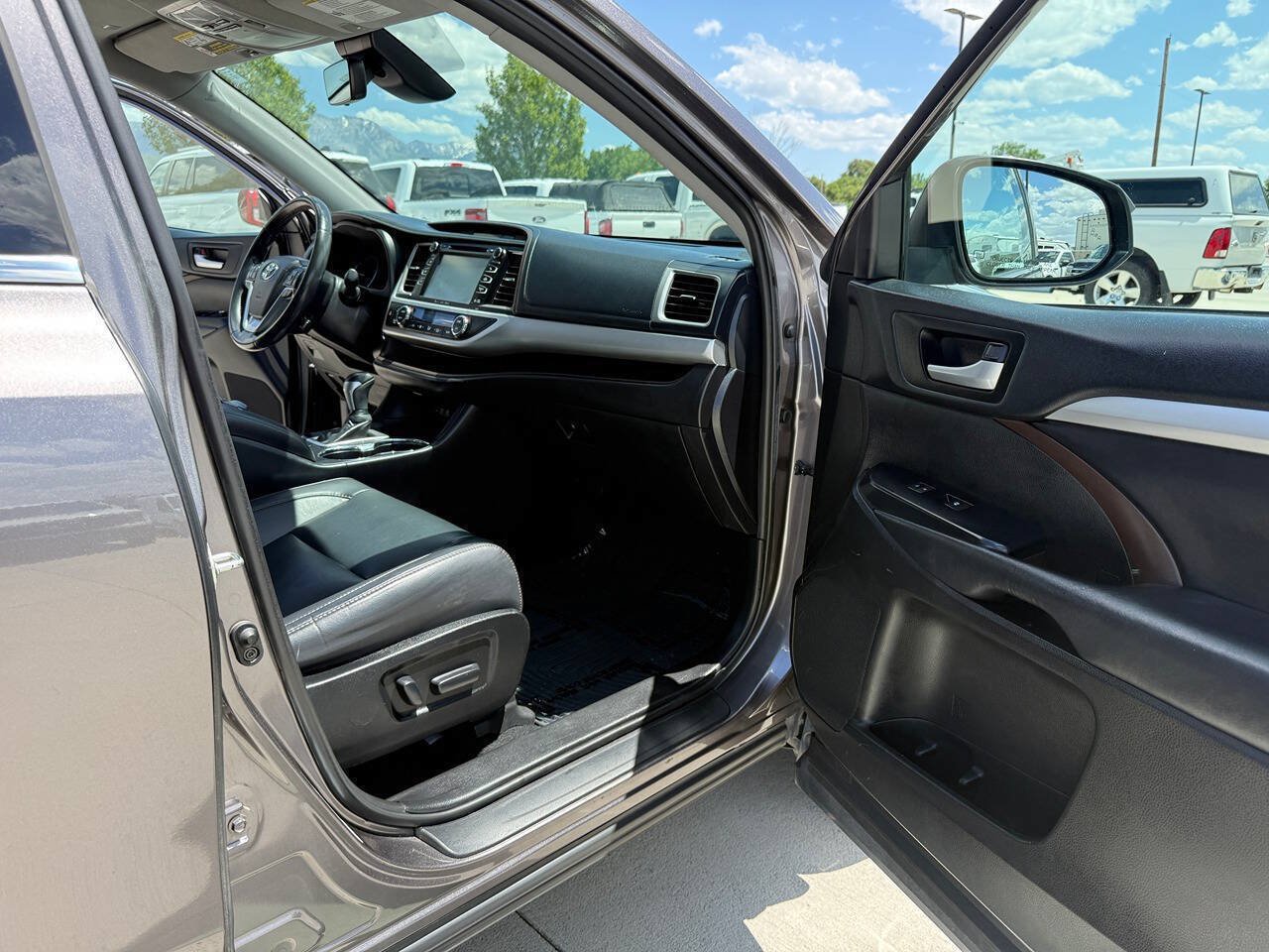 Used 2019 Toyota Highlander XLE AWD/4WD image 27