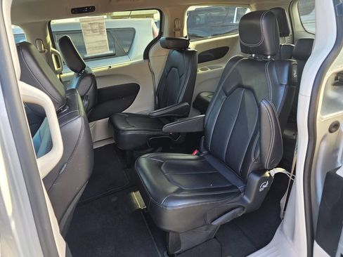 Used 2024 Chrysler Pacifica Touring-L FWD image 6