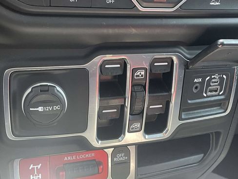 Used 2022 Jeep Gladiator Mojave w/ Cold Weather Group AWD/4WD image 39