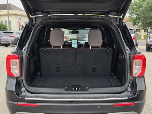 Used 2022 Ford Explorer Platinum w/ Technology Package RWD image 9