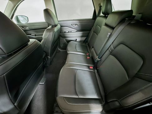 Used 2023 Nissan Pathfinder SL image 28