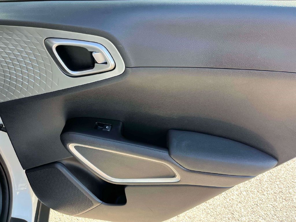 Used 2025 Kia Soul LX w/ LX Technology Package FWD image 8