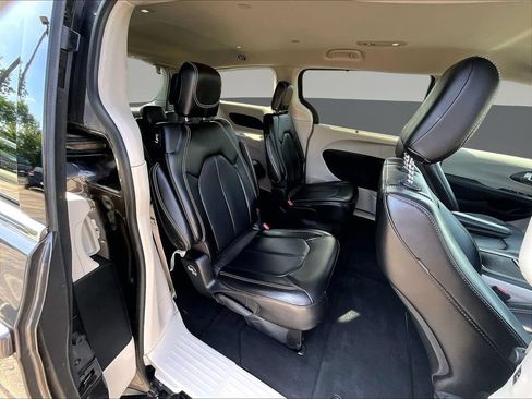 Used 2023 Chrysler Pacifica Touring-L FWD image 28