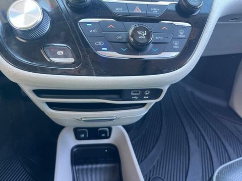 Used 2019 Chrysler Pacifica Limited FWD image 21