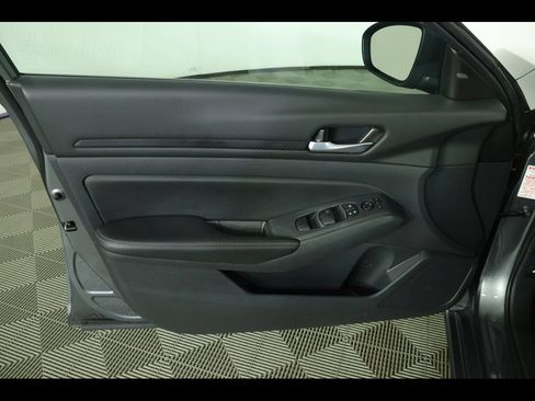 Used 2025 Nissan Altima 2.5 SV FWD image 11