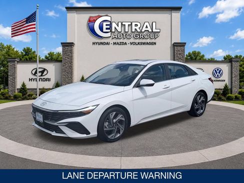 Certified 2025 Hyundai Elantra Limited FWD image 3