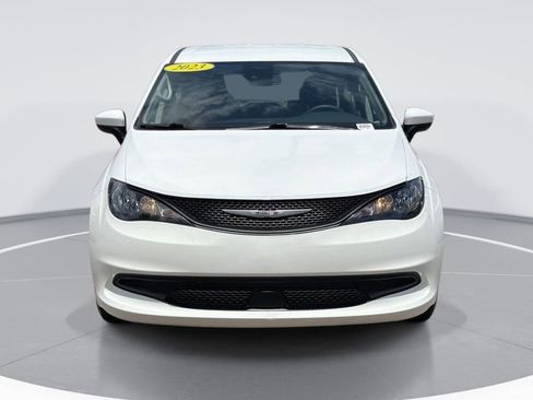 Used 2023 Chrysler Voyager LX FWD image 2