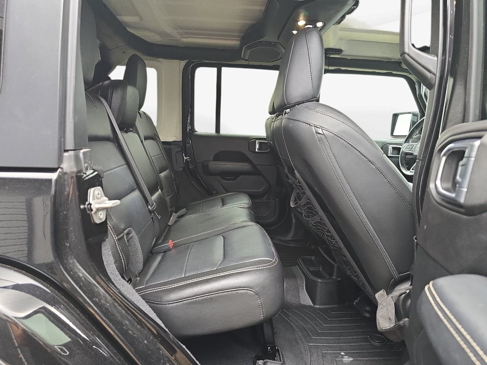 Used 2019 Jeep Wrangler Unlimited Sahara AWD/4WD image 33