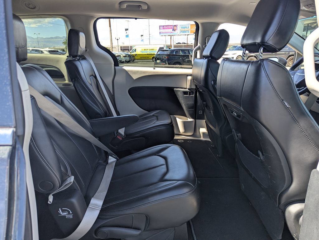 Used 2023 Chrysler Pacifica Touring-L FWD image 33