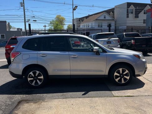Used 2017 Subaru Forester 2.5i Premium w/ Popular Package #2A AWD/4WD image 4