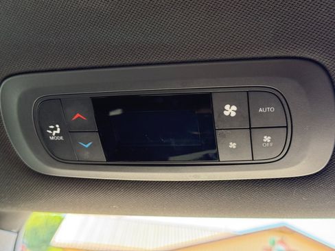 Used 2025 Chrysler Pacifica Select FWD image 34