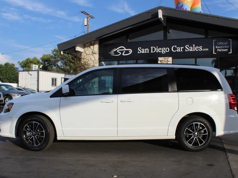 Used 2019 Dodge Grand Caravan SE FWD image 2