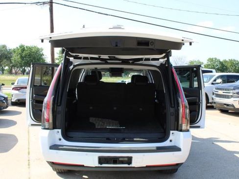 Used 2019 Cadillac Escalade ESV Luxury RWD image 9