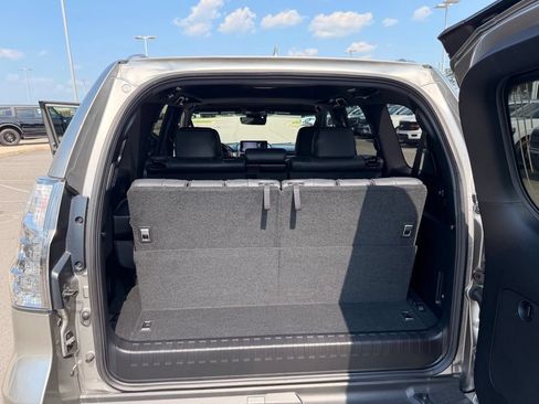 Used 2023 Lexus GX 460 Luxury w/ Accessory Package AWD/4WD image 11