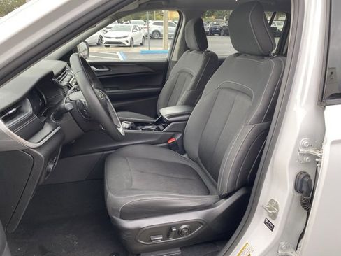 Used 2023 Jeep Grand Cherokee L Laredo image 12