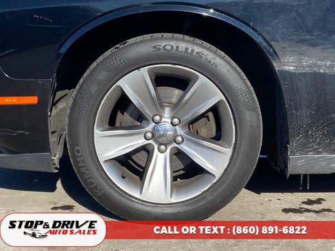 Used 2015 Dodge Challenger SXT image 9