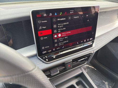 Used 2025 Volkswagen Tiguan SE R-Line image 24