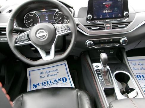 Used 2025 Nissan Altima 2.5 SR FWD image 11