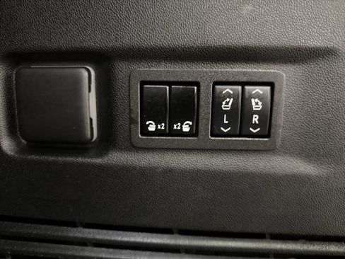 Used 2024 GMC Yukon XL SLT image 17