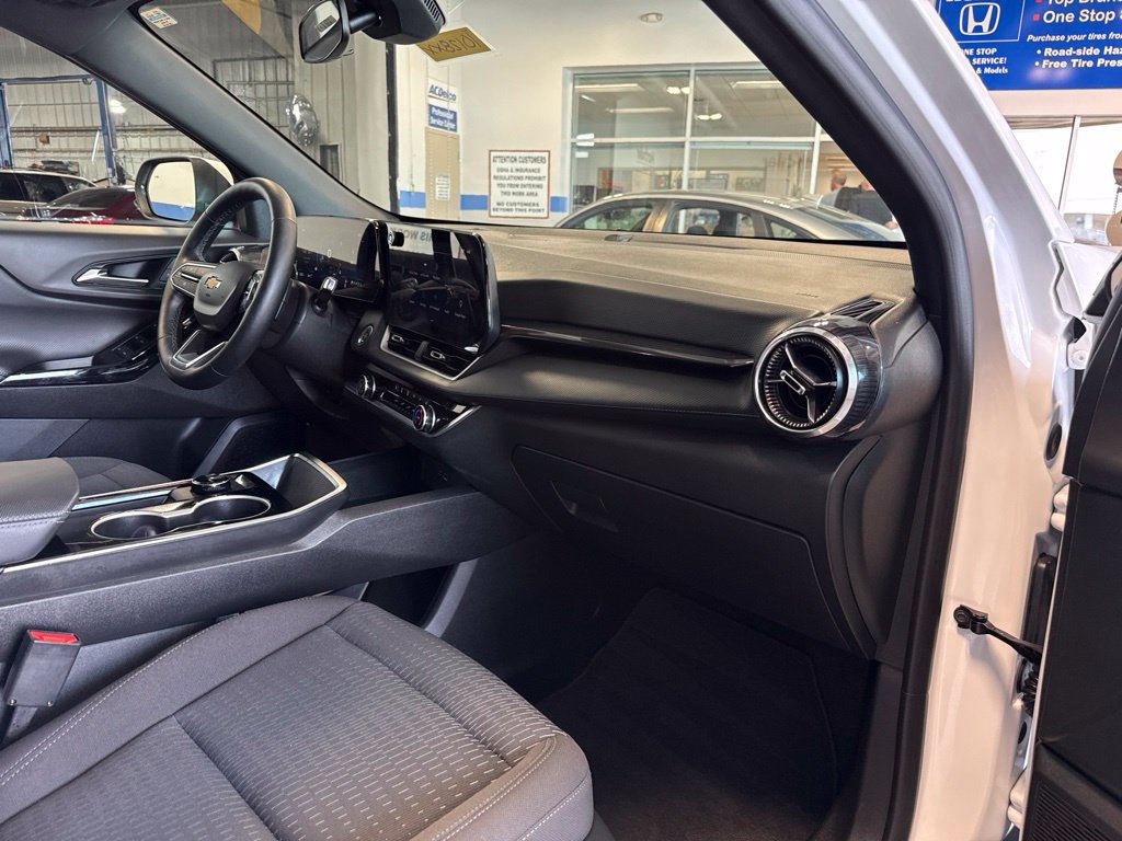Used 2026 Chevrolet Equinox LT AWD/4WD image 25