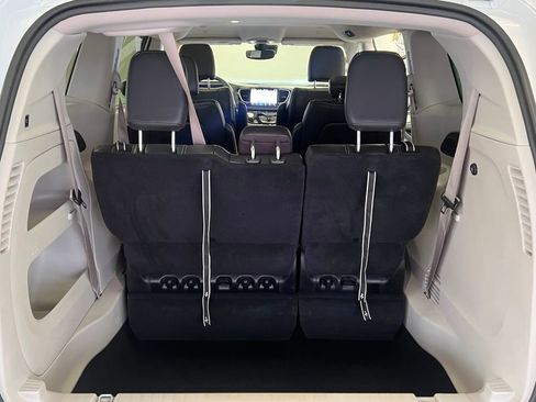 Used 2022 Chrysler Pacifica Touring-L image 43