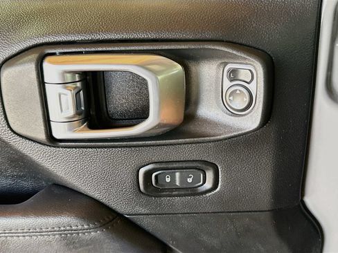 Used 2022 Jeep Wrangler Unlimited Sahara AWD/4WD image 19