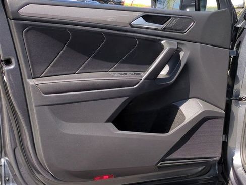Used 2022 Volkswagen Tiguan SE w/ Panoramic Sunroof Package FWD image 14