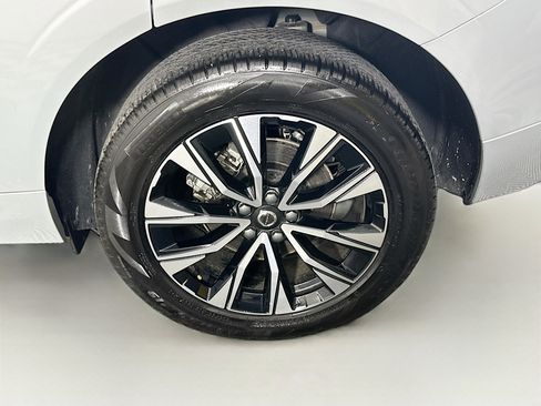 Used 2025 Volvo XC60 B5 Plus image 11