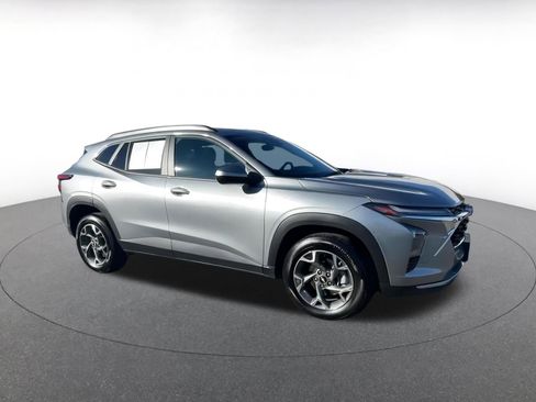 Used 2025 Chevrolet Trax LT image 2